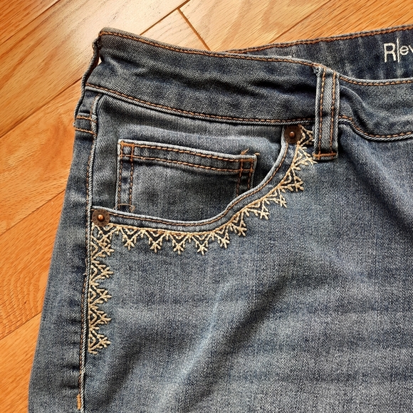 Super cute stretchy demin shorts - Picture 2 of 7